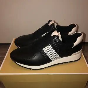 Michael Kors Allie Wrap Trainer - sneakers i nyskick! Dessa är i stl 38,5 (Passar även utmärkt för dem som har stl 39, själv har jag det). Äkta skinn. Mycket bra kvalité. Har haft dessa i en annan färg tidigare och de höll sig förvånansvärt länge. Därför köpte jag dessa i likadan modell✨. Säljer de pga har väldigt många skor som jag inte har hunnit använda 😅. Mitt pris är 800kr (ord. 1800kr)