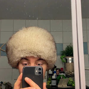 Pälsmössa! - Sjuk Pälsmössa med partier lätta av mörkt hår på vissa ställen så som visas på bilden..