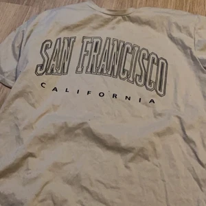 En oversized T-shirt i storlek L - Väldigt bekväm att ha på sig och den är väldigt oversized. T-shirten är i väldigt bra skick. Köparen står för frakten