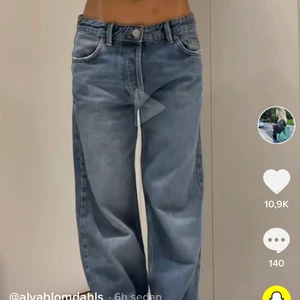 Populära lågmidjade jeans från zara! - Lånades bilder! Mina är exakt likadan! Funderar på att sälja dessa lågmidjade jeansen från zara! De är i nyskick. Strl 38 och sitter snyggt oversized på mig. Ungefär samma som på bilderna! Så skulle säga att de passar både folk med s och M! Om någon undrar något eller vill ha fler bilder så bara hör av er😊