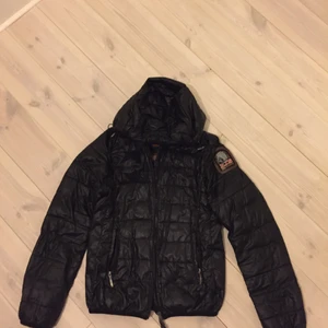 PJS jacka dam S - Hej! Jag säljer nu min pjs jacka eftersom jag inte vill ha den länger den är använd och den är fake därav det låga priset. Storleken är S och jackan sitter fint på, hör av er för fler bilder på jackan eller om ni undrar nått!😊