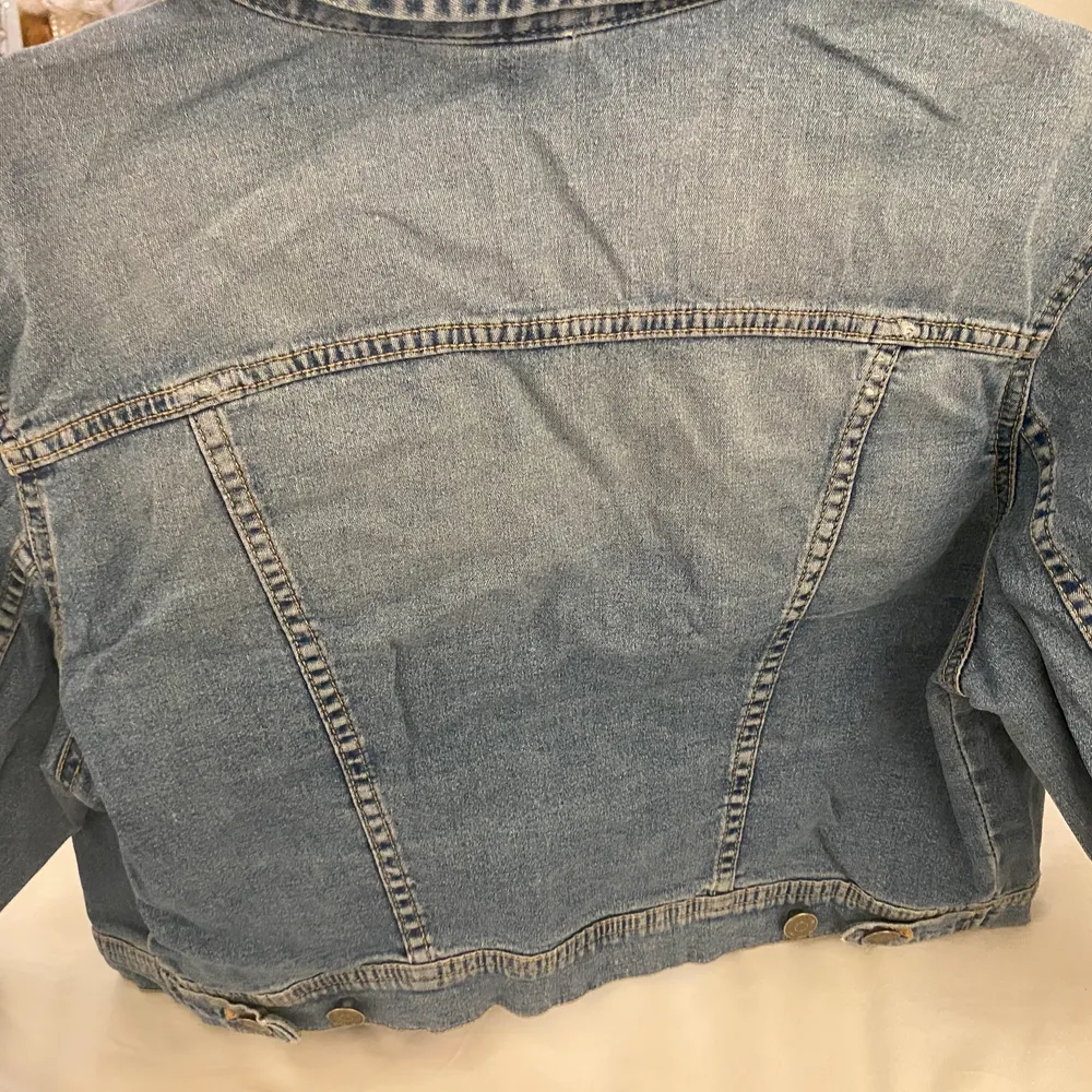  croppad jeans jacka från H&m. Lappen är tyvärr bortklippt men passar mig med S. Lite tunnare jeans material så super skön💖. Jackor.