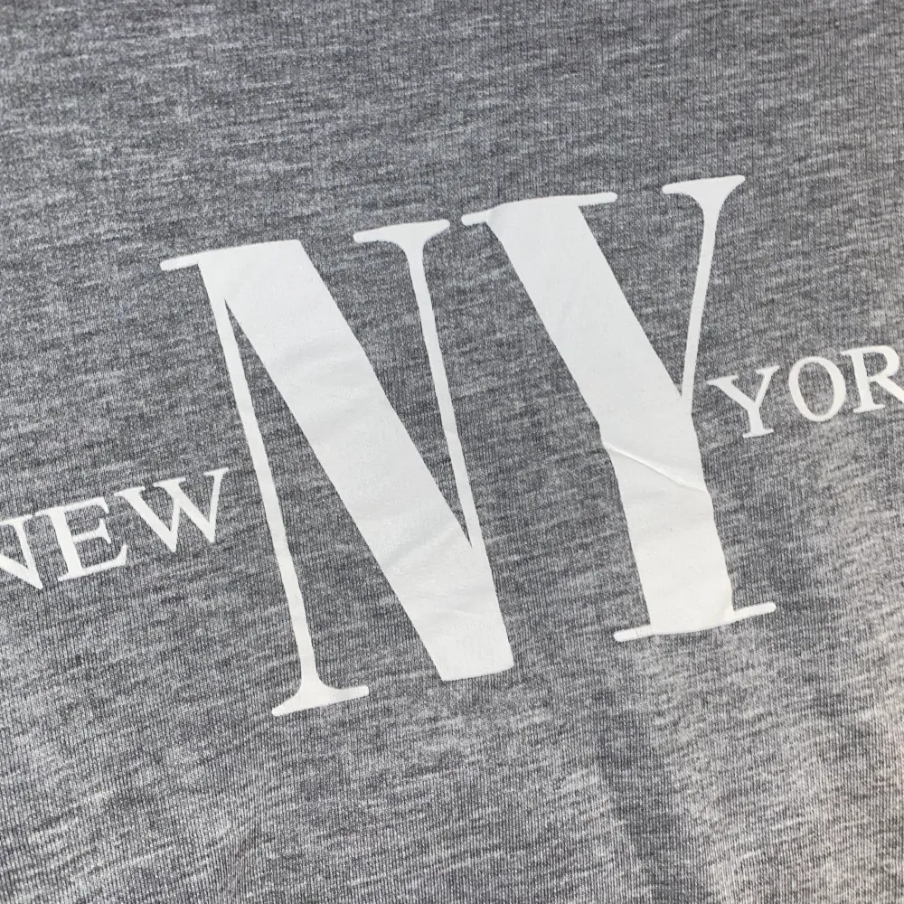 Ljusgrå sweatshirtklänning från hm, storlek 36! New york detalj. Klänningar.