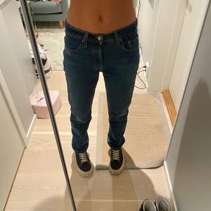 Jättesnygga lågmidjade 501 Levis jeans som knappt är använda, passar till allt!! Storlek W25 L30 (jag är 168 cm). 150 kr + frakt eller mötas upp❤️