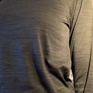 Mörkgrå träningströja  - Mörkgrå långärmad träningströja från soc. Bra skick, inga skador, använd ganska mycket. Den är från barnavdelningen, så storleken är 158-164. Men den passar mig som numera har Xs/S. 