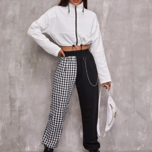 Color Block Gingham Pants size L - Sköna byxor som man kan styla på många olika sätt. Kedja ingår för 10kr extra. Byxorna är använda bara några få gånger.