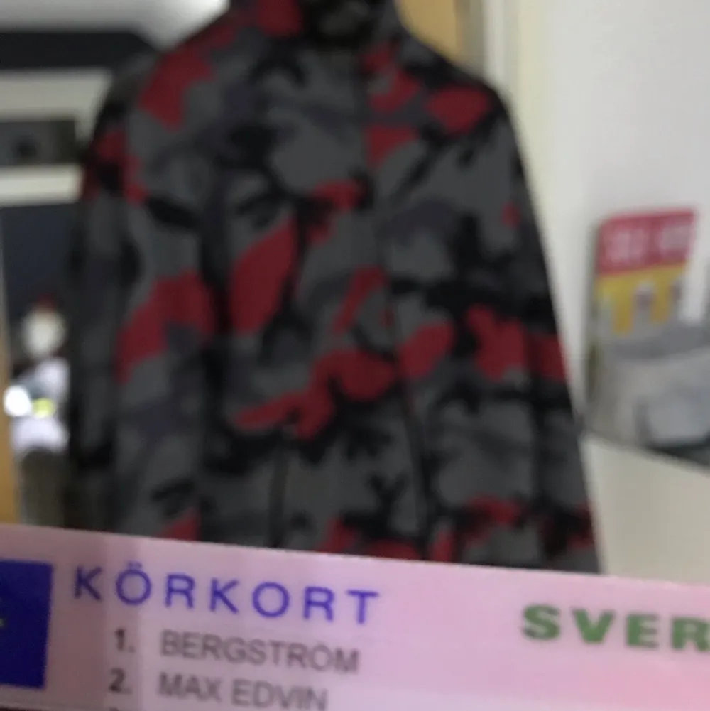 Säljer denna feta jacka/tröja från valentino! Inköpt på abcd i Stockholm för strax över 10k. Inte använd mycket alls så skick 9/10 och storlek M. . Tröjor & Koftor.