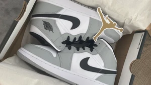 Air Jordan 1 Mid GS "Light Smoke Grey"  - Säljer mina fina jordan 1s i storlek 38. Endast använda 1 gång vilket inte syns, ser ut som helt nya! Nypris ca 4800kr, säljer mina för 3900kr.