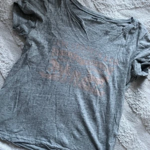 Levi’s t-shirt - Levi’s t-shirt i grå och rosa. Storlek S. Passar även som en M. Knappt använd.