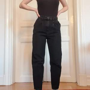 Svarta jeans med jättedjupa fickor 🤪. Har sömmar upptill. Skriv om du har fler frågor!