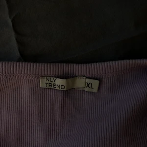 Sött Ljuslila linne💜☂️ - Ett sött linne från Nelly som ja beställt. Linnet är i storlek XL och är alldeles för stort för just mig. Därför har den aldrig använts och ja har nu bestämt mig för att sälja den!💜💗💘 frakten ingår inte och det är bara att skriva och du har någon fundering!☂️⚡️