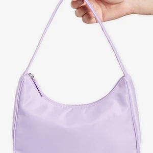 Väska - Fin lila väska från monki😁jag köpte den för 180kr men säljer den för 90kr! Ganska liten men man får ändå plats med en massa saker☺️