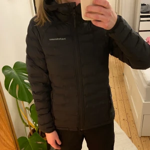 Peak performance  - Argon Light Hood Jacket! Inköpt på stadium föregående vinter. Använd ett fåtal gånger så den är i mycket gott skick. Tyvärr blir den mest hängande i garderoben hos mig så säljer pga den förtjänar att komma till mer användning. Nypris 2399kr. Jag bjuder på frakt!