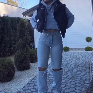 Puffer väst - Säljer denna superfina puffervästen som varit slutsåld sen i somras🤍 Storlek M, passar mig som valigtvis bär XS-S i kläder samt jackor. Den är liten i storleken  så jag skulle säga att det är en S. 🤍 Köpt för 400 och den är i superfint skick!💗 