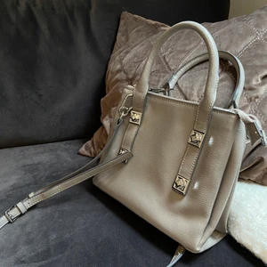 Axelremsväska - Jättefin och rymlig väska från Zara som tyvärr inte kommer till användning, går att använda som axelremsväska eller hanväska🤩 frakt tillkommer