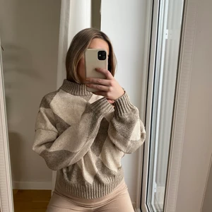 Stickad rutig tröja - Säljer mina trendiga rutiga stickad tröja!