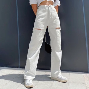 vit straight leg med cut outs - sjukt coola vita ”straight leg” byxor med cut outs på sidorna. är även highwaisted. bild 1 & 2 är lånade. knappt använda. älskar byxorna jättemycket men köpte i strl M så dem är tyvärr för stora på mig. byxorna är dock små i storlek så passar nog även strl S.