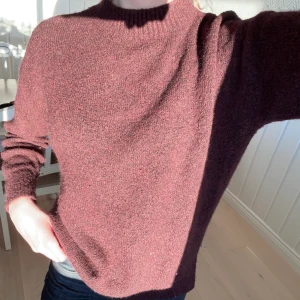 Stickad tröja Vinröd strl Xs - En stickad vinröd tröja inhandlad på Carlings för några år sedan. Nypris 400 kr. Tröjan är inte knappt använd och den finns inga tecken på slitage alls. Säljer den då den ej kommer till användning för mig tyvärr. Finns en likadan fast i färgen rosa längre ner i flödet. Så sitter den på mig som är drygt 170 cm <3