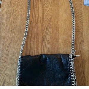 Stella McCartney liknande väska - Lägger ut igen pågrund av oseriös köpare.                  Väska ifrån Tiamo i fint skick. Lite färg har gått bort vid magnet knapparna som ni kan se på bild 2 men det är inget man tänker på. Budgivning om flera är intresserade 