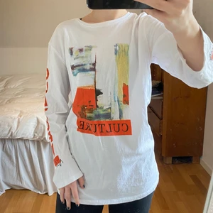 Tröja med tryck från nakd - Säljer den coola tröja med tryck fram och på ärmarna från nakd som tyvärr inte kommer till användning. Storlek S som sitter lite oversized skulle jag säga. 