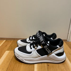 Burberry Strap sneakers - Nypris 5899kr, mitt pris 1999. Skick 9/10, har bara några små fläckar på sulan från att gummit har skrapats mot varann men det är inget man riktigt lägger märke till. Köpta på NK i Göteborg, låda medföljer