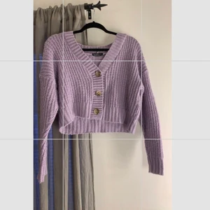 Kofta  - Från Boohoo, storlek S, fin lila färg o i bra skick, ganska kort men ska sitta så, säljer för 25kr+frakt 