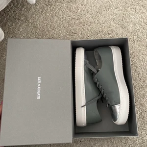 Arigato skor - Axel arigato skor, max 5gr använda! 💛💛💛