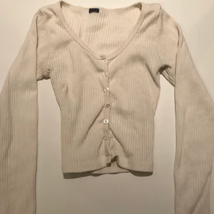 Brandy Melville vit topp - En vit croppad kofta/tröja från Brandy Melville💕 original pris: 250kr