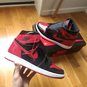 Air Jordan 1 High Retro Patent Bred Storlek: US 10 / EU 44 Skick: 10/10 Deadstock Hojta till om du har frågor eller vill ha fler bilder!