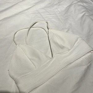 bikinitopp från h&m - ribbad, knappt använd, justerbara band🤍 pm vid frågor/ önskemål om fler bilder 