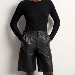 Tiger of Sweden lädershorts - Slutsålda lädershorts från Tiger of Sweden i storlek 34. Äkta läder. Aldrig använda. Jag bjuder på frakten:)