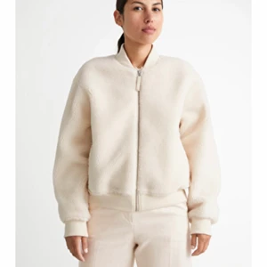 Jacka från & other stories - Jätte fin bomber jacka från & other stories i pile. Använd endast ca 4 gånger så som ny. Köpt för 1300kr. Köparen står för frakten. Sista bilden är inte min!