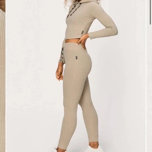 Stronger strl  - Säljer detta jättefina träning/mysset från stronger. Är i storlek XS men skulle säga att byxorna är rätt långa i modellen. Aldrig använt då det är fel storlek för mig. Köpare står för frakt. Ordinarie pris -699 kr