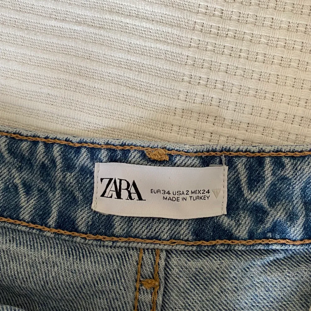 Säljer mina jättefina Zara jeans då de tyvärr är för stora för mig. Enbart använt ett fåtal gånger och i jättebra skick! Man kan justera längden genom att klippa. Nypris: 400kr. Jeans & Byxor.