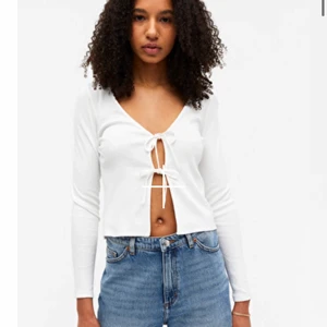 Croppad cardigan - Söt kofta från monki i nyskick. Frakt tillkommer på 66kr 