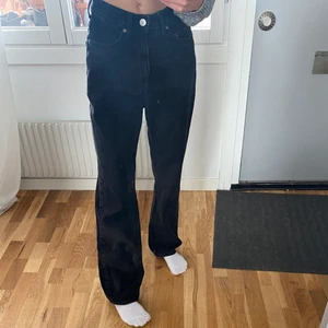 Straight leg jeans  - Jeans från weekday i modellen rowe, som tyvärr är förstora, jättefina annars!