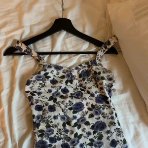 Blommig topp  - Blommig topp från märket garage i storlek xs-s