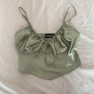Grön topp från asos. Storlek S/36. - Grön topp från asos. Storlek S/36. Välldigt bra skick använd ett fåtal gånger. Frakt tillkommer.