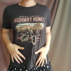 Grå t-shirt  - Grå t-shirt med motorcykeltryck. Text säger " Midnight Adventures highway honey.