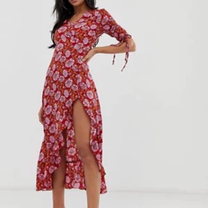 Klänning - Säljer denna supersnygga klänningen från asos. Perfekt både på fest och till vardags. Storlek 36, 449kr, köparen står för frakt❤️