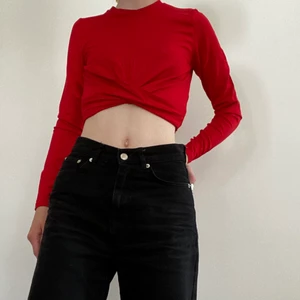 Röd magtröja - Röd långärmad magtröja från H&Ms dividedavdelning. Köpt för ett antal år sedan, men helt oanvänd. Tveka inte att kontakta mig vid frågor!