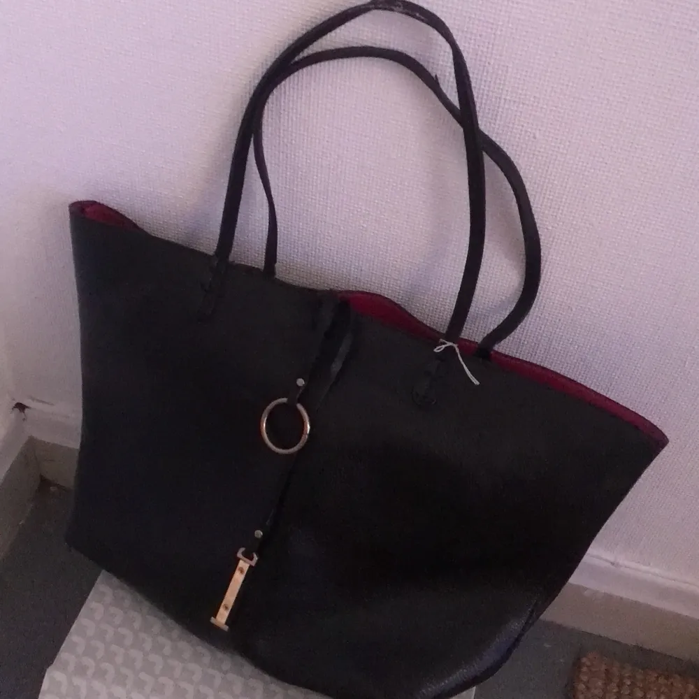 En svart läderhandväska. Använder aldrig😋 säljer därför. Kolla fraktpris💗. Väskor.