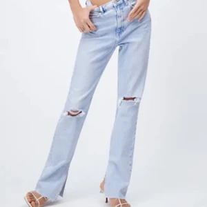 Jeans - Säljer mina fina jeans med slits från zara! Kom privat för fler bilder! Priset kan diskuteras! Storlek 34💞 200+ frakt