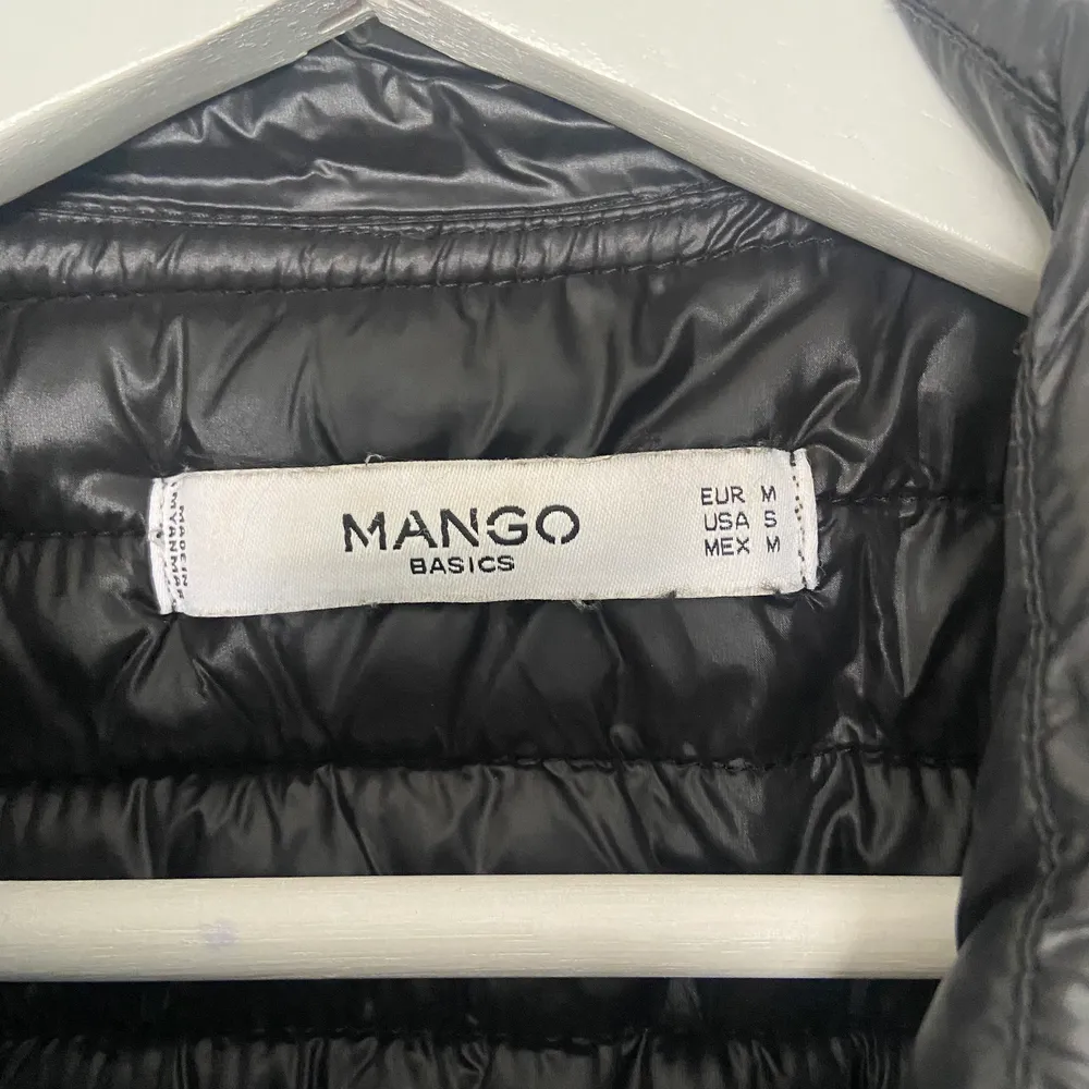 Säljer denna nästan helt oanvända väst ifrån MANGO. storlek 36/38 (sitter mer som en 36). . Jackor.