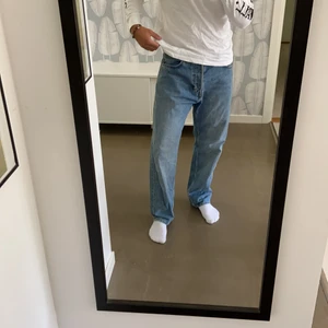 Sköna jeans från Weekday - Space Relaxed Straight Jeans - W32 L30 