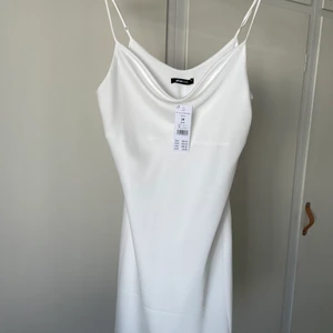 Satinklänning - Satinklänning ifrån Gina, aldrig använd med prislapp kvar!  Slutar vid låren och reglerbara axelband.  (Org. pris 399)