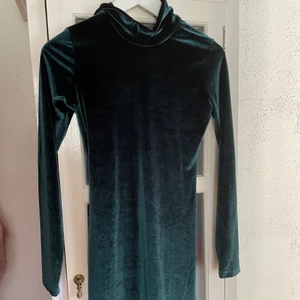 Chiquelle klänning - Mörkgrön sammetsklänning från chiquelle. Storlek xs men passar s. Aldrig använd. Den går Ungefär till knäna på mig som är 1.61 