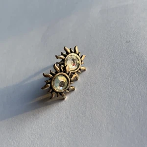 Sol formade örhängen - Silvriga sol formade örhängen med glas kristall. Använda ca 3 gånger. (Kommer helt nytvättade) betalning sker över swish (köpare står för frakt)