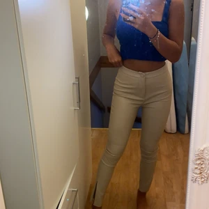 beige skinnbyxor från zara - beige skinnbyxor från zara med slits. Aldrig använt för att jag aldrig har fått tillfället till de