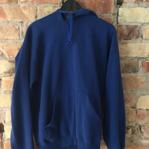 Blå hoodie! 50kr st: XL - Storleken känns mer som L